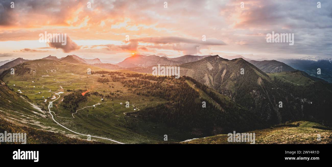 Wanderung auf den Trattberg und zu den Trattberg-Almen im Tennengau am Rande des Tennengebirges zu Sonnenaufgang am 30.05.2020. // Wanderung zum Trattberg und zum Trattberg Almen in Tennengau am Rande des Tennengebirges bei Sonnenaufgang am 30. Mai 2020. - 20200530 PD13337 Credit: APA-defacto Datenbank und Contentmanagement GmbH/Alamy Live News Stockfoto