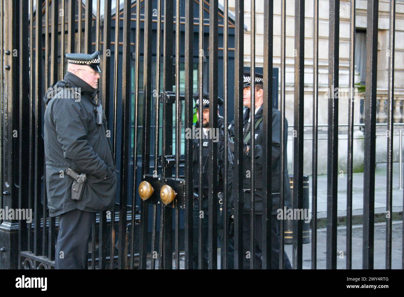 London, England – 20. Januar 2007: Die Tore der Downing Street werden von bewaffneten Metropolitan Police-Offizieren bewacht. In dieser Straße ist der Premierminister Stockfoto
