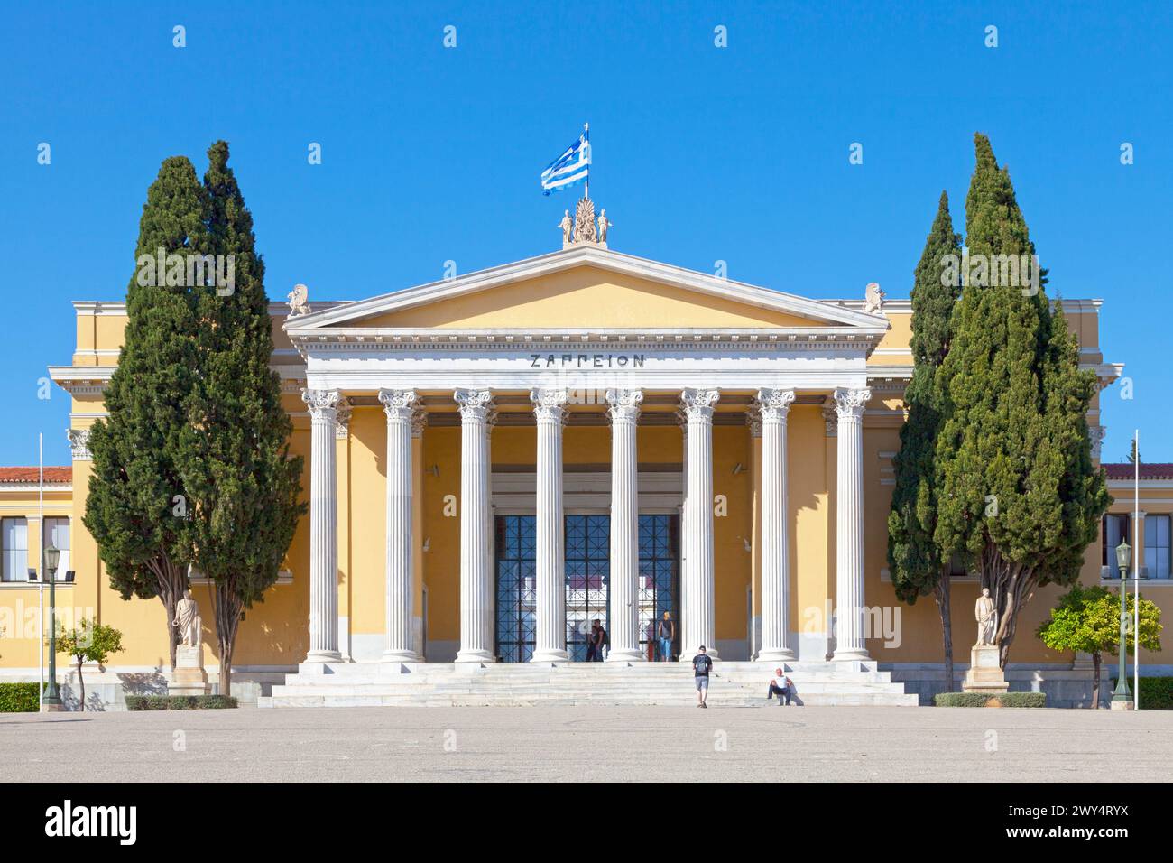Athen, Griechenland - 2. Mai 2019: Das Zappeion (griechisch Ζάππειον Μέγαρο, Záppeion Mégaro) ist ein Gebäude im Nationalgarten von Athen Stockfoto Athen, Griechenland - 2. Mai 2019: Das Zappeion (griechisch Ζάππειον Μέγαρο, Záppeion Mégaro) ist ein Gebäude im Nationalgarten von Athen Stockfoto