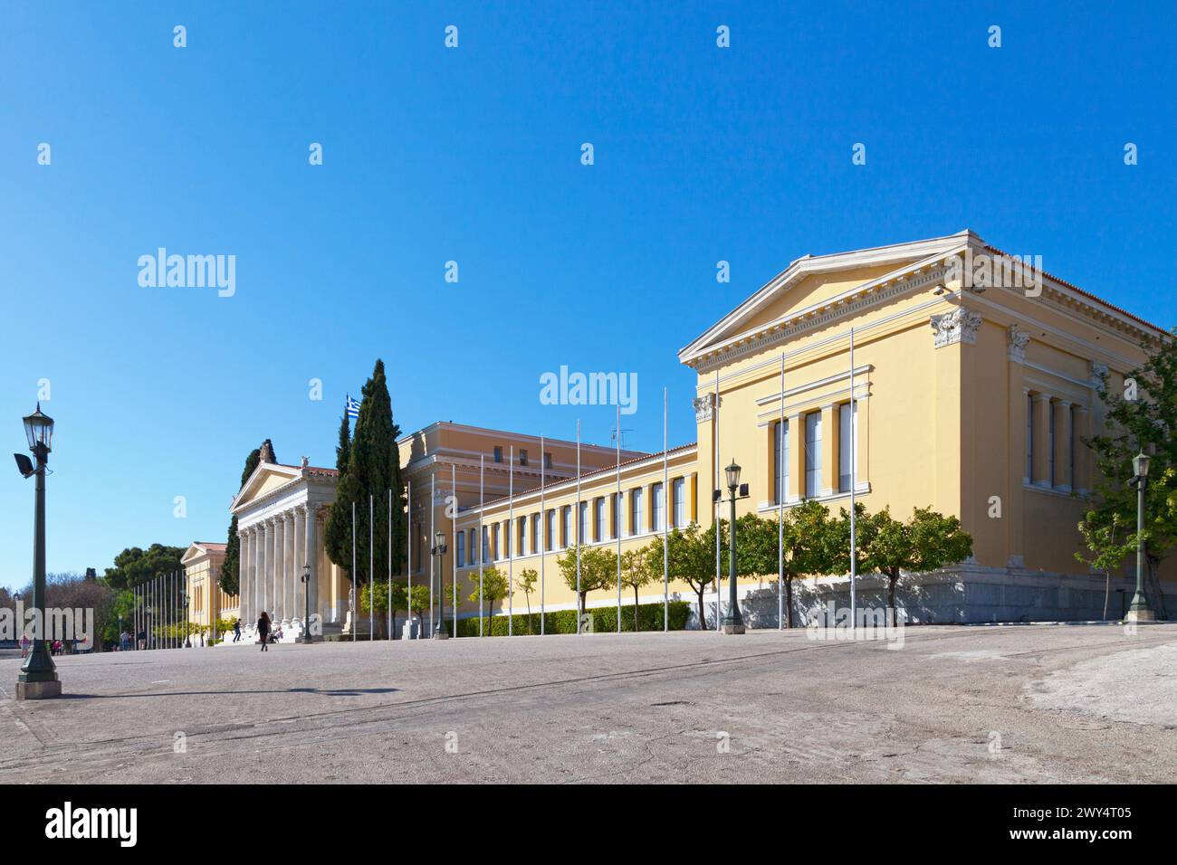 Athen, Griechenland - 2. Mai 2019: Das Zappeion (griechisch Ζάππειον Μέγαρο, Záppeion Mégaro) ist ein Gebäude im Nationalgarten von Athen Stockfoto Athen, Griechenland - 2. Mai 2019: Das Zappeion (griechisch Ζάππειον Μέγαρο, Záppeion Mégaro) ist ein Gebäude im Nationalgarten von Athen Stockfoto