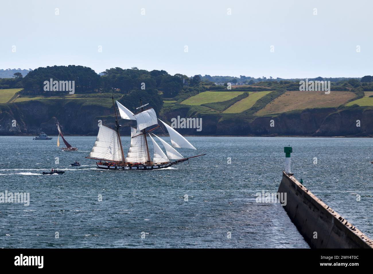 Douarnenez, Frankreich - 17. Juli 2022: La Recouvrance erreicht den Hafen von Rosmeur. Sie ist ein nachgebildeter Gaff-Schoner, benannt zu Ehren von Recouvrance, Stockfoto