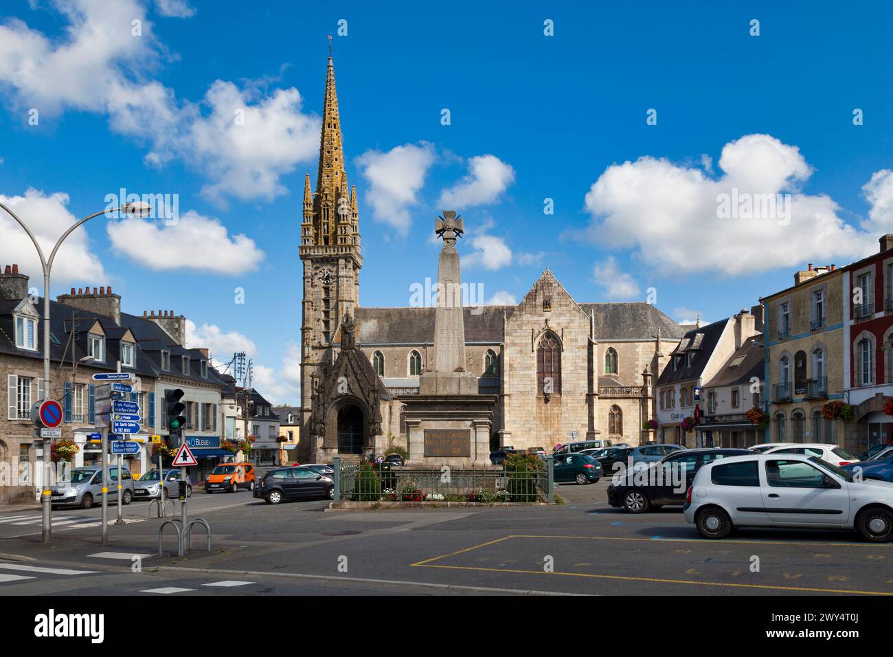 Landivisiau, Frankreich - 28. August 2021: Kriegsdenkmal vor der Pfarrkirche Saint-Thuriau. Stockfoto