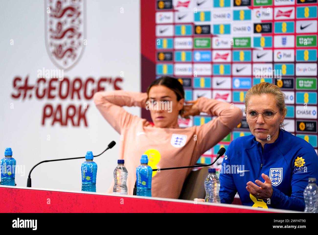 England Managerin Sarina Wiegman (rechts) und Lucy Bronze während einer Pressekonferenz in St. George's Park, Burton upon Trent. Bilddatum: Donnerstag, 4. April 2024. Stockfoto