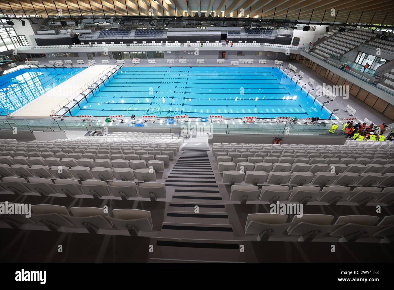 © PHOTOPQR/LE PARISIEN/Olivier Arandel ; Saint-Denis ; 28/03/2024 ; Saint-Denis, Frankreich Jeudi 28 märz 2024 Paris JO 2024 Centre aquatique Olympique - UN bassin de 50 mètres (10 lignes d'eau) pour les épreuves olympiques de natation artistique et de Water-Polo. - UN bassin de plongeon - 5 000 Places assises dans des tribunes de type Arena « en fer à cheval » afin de vivre une expérience spectateur unique. Saint Denis, Frankreich, 28. märz 2024 olympische spiele in Paris/olympisches Wasserzentrum (CAO) *** Lokale Bildunterschrift *** LP/Olivier Arandel Stockfoto