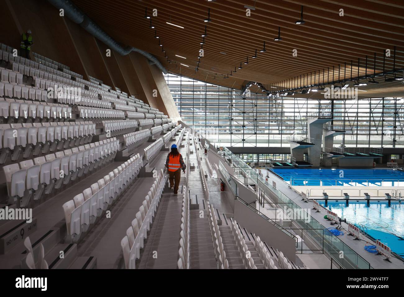 © PHOTOPQR/LE PARISIEN/Olivier Arandel ; Saint-Denis ; 28/03/2024 ; Saint-Denis, Frankreich Jeudi 28 märz 2024 Paris JO 2024 Centre aquatique Olympique - UN bassin de 50 mètres (10 lignes d'eau) pour les épreuves olympiques de natation artistique et de Water-Polo. - UN bassin de plongeon - 5 000 Places assises dans des tribunes de type Arena « en fer à cheval » afin de vivre une expérience spectateur unique. Saint Denis, Frankreich, 28. märz 2024 olympische spiele in Paris/olympisches Wasserzentrum (CAO) *** Lokale Bildunterschrift *** LP/Olivier Arandel Stockfoto