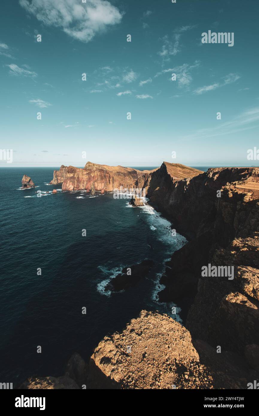 Unterwegs auf der portugiesischen Insel Madeira, der größten und bevölkerungsreichsten Insel des Madeira-Archipels, 19. April 2023. Im Bild: Sonnenuntergang an der Ponta de São Lourenco (Portugiesisch für „Spitze des Heiligen Laurentius“). Es ist der östlichste Punkt der Insel Madeira. // Reise auf der portugiesischen Insel Madeira, der größten und bevölkerungsreichsten Insel des Madeira Archipels, 19. April 2023. Auf dem Bild: Sonnenuntergang am Ponta de São Lourenco (Portugiesisch für den „Punkt des Heiligen Lorenz“). Es ist der östlichste Punkt der Insel Madeira. - 20230419 PD23621 Stockfoto