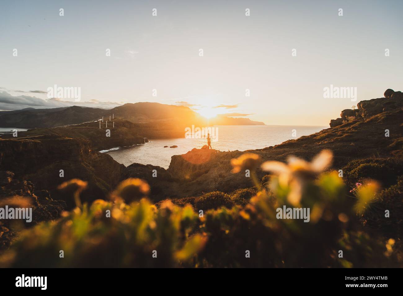 Unterwegs auf der portugiesischen Insel Madeira, der größten und bevölkerungsreichsten Insel des Madeira-Archipels, 19. April 2023. Im Bild: Sonnenuntergang an der Ponta de São Lourenco (Portugiesisch für „Spitze des Heiligen Laurentius“). Es ist der östlichste Punkt der Insel Madeira. // Reise auf der portugiesischen Insel Madeira, der größten und bevölkerungsreichsten Insel des Madeira Archipels, 19. April 2023. Auf dem Bild: Sonnenuntergang am Ponta de São Lourenco (Portugiesisch für den „Punkt des Heiligen Lorenz“). Es ist der östlichste Punkt der Insel Madeira. - 20230419 PD23620 Stockfoto