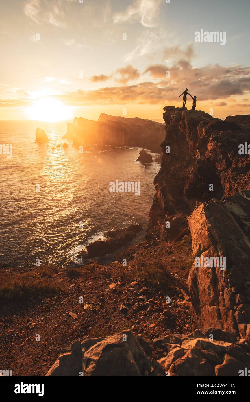 Unterwegs auf der portugiesischen Insel Madeira, der größten und bevölkerungsreichsten Insel des Madeira-Archipels, 20. April 2023. Im Bild: Sonnenaufgang an der Ponta de São Lourenco (Portugiesisch für „Spitze des Heiligen Laurentius“). Es ist der östlichste Punkt der Insel Madeira. // Fahrt auf der portugiesischen Insel Madeira, der größten und bevölkerungsreichsten Insel des Madeira Archipels, 20. April 2023. Auf dem Bild: Sonnenuntergang am Ponta de São Lourenco (Portugiesisch für den „Punkt des Heiligen Lorenz“). Es ist der östlichste Punkt der Insel Madeira. - 20230420 PD23594 Stockfoto