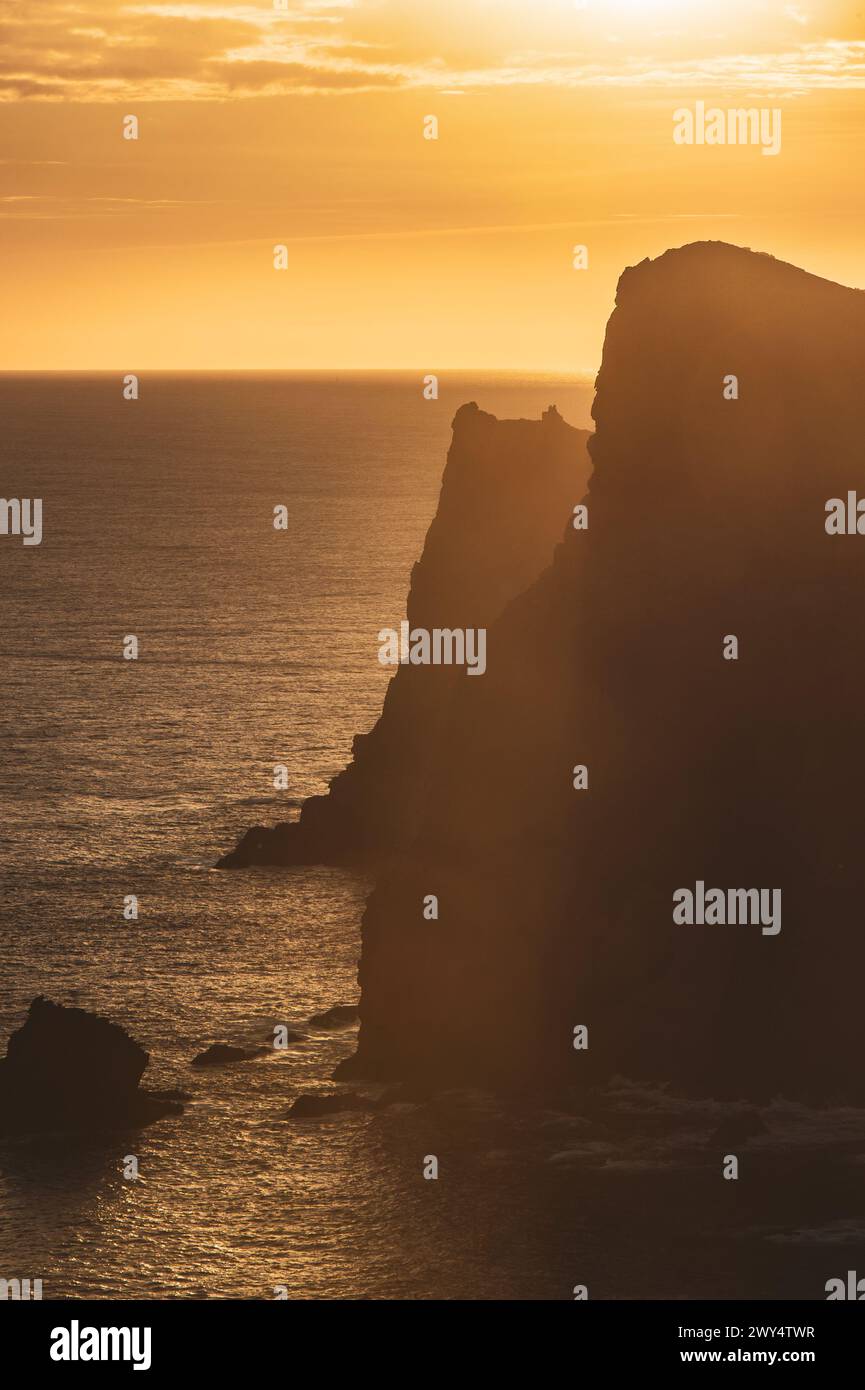 Unterwegs auf der portugiesischen Insel Madeira, der größten und bevölkerungsreichsten Insel des Madeira-Archipels, 20. April 2023. Im Bild: Sonnenaufgang an der Ponta de São Lourenco (Portugiesisch für „Spitze des Heiligen Laurentius“). Es ist der östlichste Punkt der Insel Madeira. // Fahrt auf der portugiesischen Insel Madeira, der größten und bevölkerungsreichsten Insel des Madeira Archipels, 20. April 2023. Auf dem Bild: Sonnenuntergang am Ponta de São Lourenco (Portugiesisch für den „Punkt des Heiligen Lorenz“). Es ist der östlichste Punkt der Insel Madeira. - 20230420 PD23592 Stockfoto