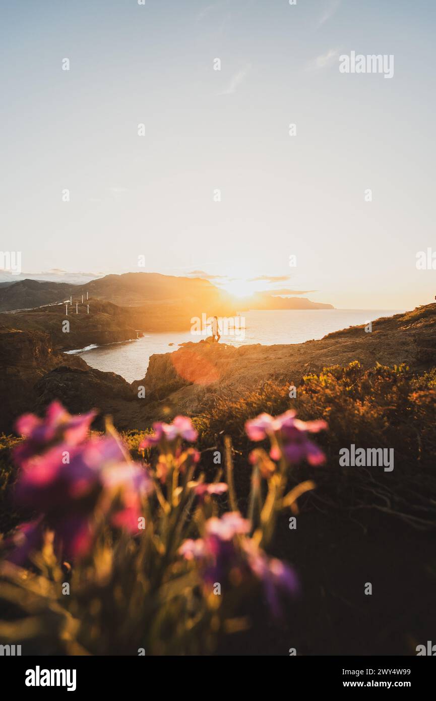 Unterwegs auf der portugiesischen Insel Madeira, der größten und bevölkerungsreichsten Insel des Madeira-Archipels, 19. April 2023. Im Bild: Sonnenuntergang an der Ponta de São Lourenco (Portugiesisch für „Spitze des Heiligen Laurentius“). Es ist der östlichste Punkt der Insel Madeira. // Reise auf der portugiesischen Insel Madeira, der größten und bevölkerungsreichsten Insel des Madeira Archipels, 19. April 2023. Auf dem Bild: Sonnenuntergang am Ponta de São Lourenco (Portugiesisch für den „Punkt des Heiligen Lorenz“). Es ist der östlichste Punkt der Insel Madeira. - 20230419 PD23615 Stockfoto