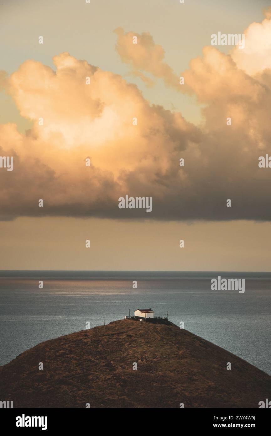 Unterwegs auf der portugiesischen Insel Madeira, der größten und bevölkerungsreichsten Insel des Madeira-Archipels, 20. April 2023. Im Bild: Sonnenaufgang an der Ponta de São Lourenco (Portugiesisch für „Spitze des Heiligen Laurentius“). Es ist der östlichste Punkt der Insel Madeira. // Fahrt auf der portugiesischen Insel Madeira, der größten und bevölkerungsreichsten Insel des Madeira Archipels, 20. April 2023. Auf dem Bild: Sonnenuntergang am Ponta de São Lourenco (Portugiesisch für den „Punkt des Heiligen Lorenz“). Es ist der östlichste Punkt der Insel Madeira. - 20230420 PD23590 Stockfoto