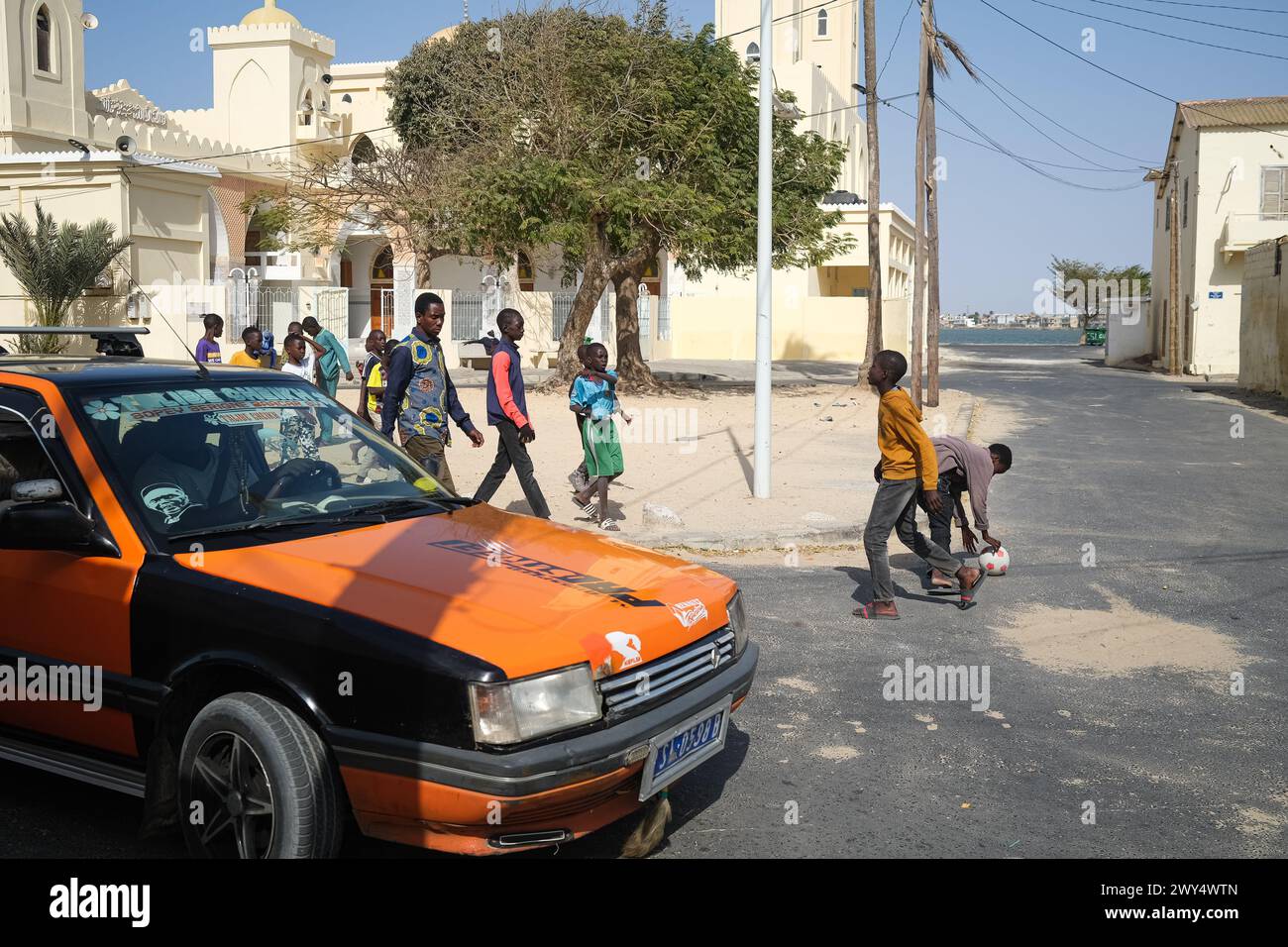 Nicolas Remene / Le Pictorium - in den Straßen von Saint Louis, Senegal - 31/03/2024 - Senegal / Saint-Louis / Saint-Louis - Kinder spielen Fußball in den Straßen von Saint-Louis, Senegal, 31. März 2024. Stockfoto