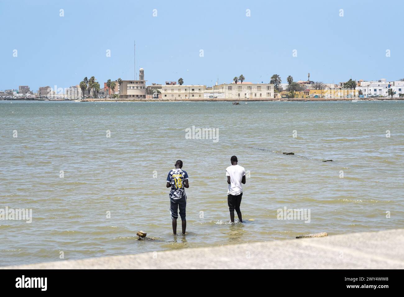 Nicolas Remene / Le Pictorium - in den Straßen von Saint Louis, Senegal - 31/03/2024 - Senegal / Saint-Louis / Saint-Louis - zwei junge Leute fischen in Saint-Louis, Senegal, 31. März 2024. Stockfoto