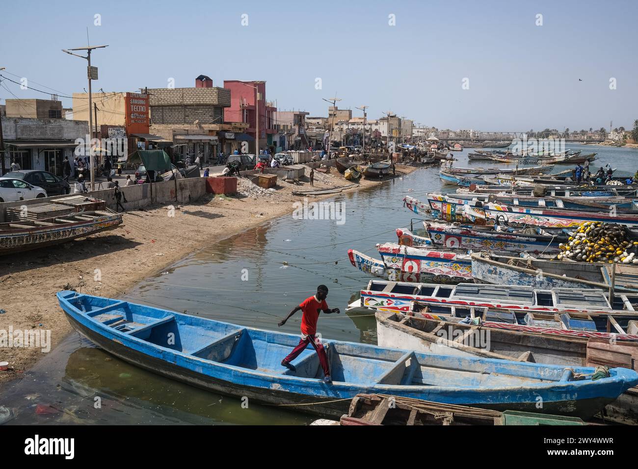 Nicolas Remene / Le Pictorium - Viertel Guet Ndar in Saint-Louis, Senegal - 31/03/2024 - Senegal / Saint-Louis / Saint-Louis - Fischerboote, eine der wichtigsten wirtschaftlichen Aktivitäten in Saint-Louis, Senegal, am 31. März 2024. Quet Ndar ist ein Fischerviertel in Saint-Louis, Senegal, das auch für seine höchste Bevölkerungsdichte der Welt bekannt ist. Es liegt an der Langue de Barbarie, die seit Jahren mit Küstenerosion konfrontiert ist. Heute ist der Bezirk von der starken Schwelle bedroht, die sein Ufer zerstört hat Stockfoto