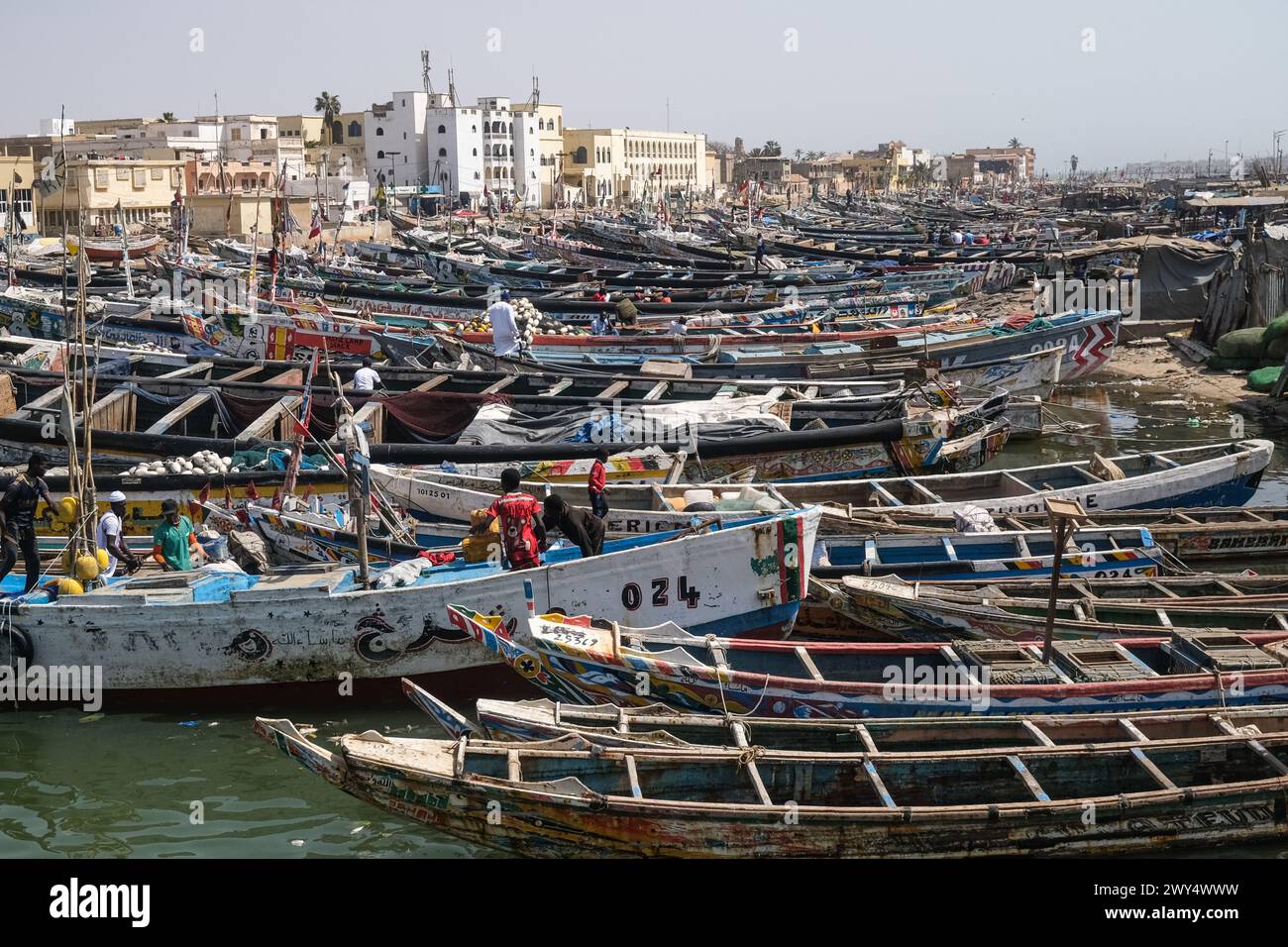 Nicolas Remene / Le Pictorium - Viertel Guet Ndar in Saint-Louis, Senegal - 31/03/2024 - Senegal / Saint-Louis / Saint-Louis - Fischerboote, eine der wichtigsten wirtschaftlichen Aktivitäten in Saint-Louis, Senegal, am 31. März 2024. Quet Ndar ist ein Fischerviertel in Saint-Louis, Senegal, das auch für seine höchste Bevölkerungsdichte der Welt bekannt ist. Es liegt an der Langue de Barbarie, die seit Jahren mit Küstenerosion konfrontiert ist. Heute ist der Bezirk von der starken Schwelle bedroht, die sein Ufer zerstört hat Stockfoto