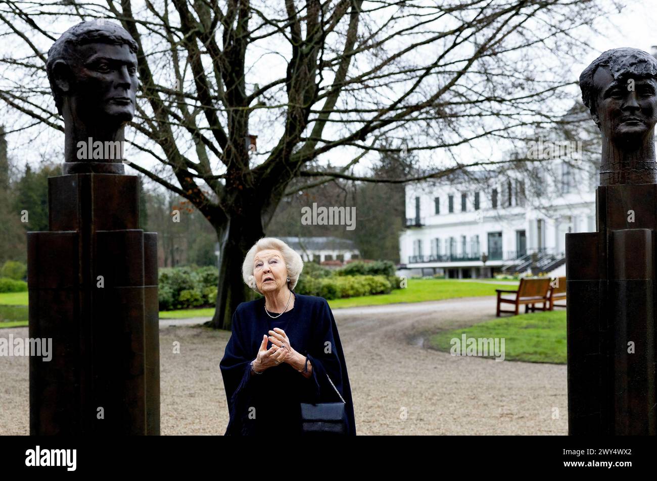 SOESTDIJK, Prinzessin Beatrix enthüllt im Park des Soestdijk Palace die Bronzeskulptur-Gruppe „die Königliche Familie“. Das Gruppenporträt wurde 1996 vom Bildhauer Arthur Spronken erstellt und besteht aus den Porträts der damaligen Königin Beatrix, des Prinzen Claus und ihrer drei Söhne. Foto: Albert Nieboer Stockfoto