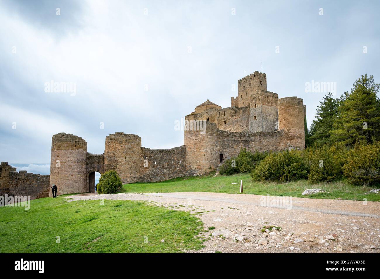 Blick auf die Burg Loarre, Huesca, Aragon, Spanien, Menschen, die entlang des Weges laufen. Stockfoto