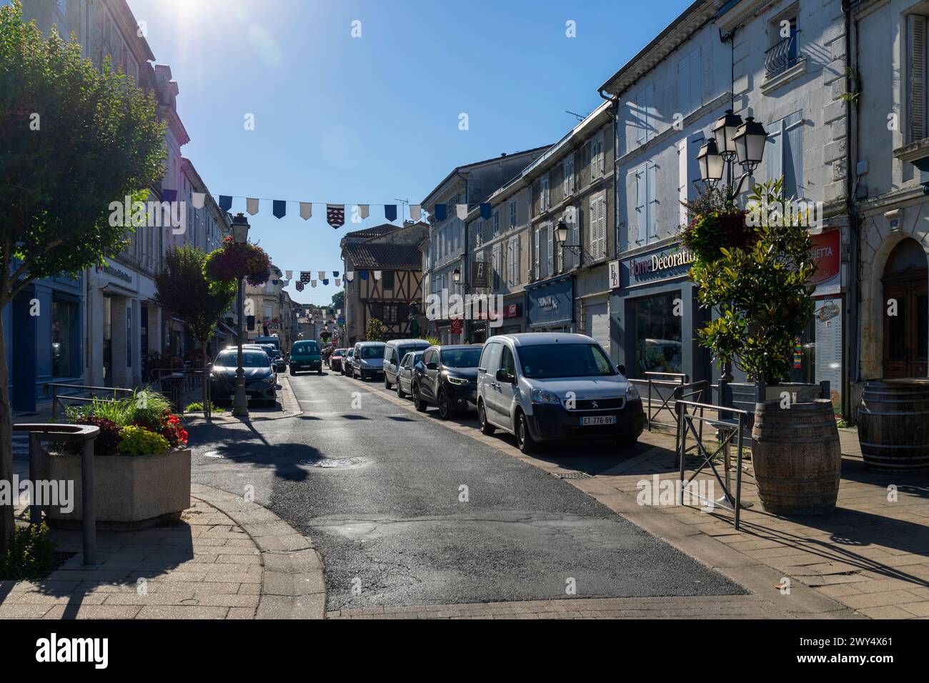 Frankreich, Region Nouvelle-Aquitaine, La Rochefoucauld, typische Geschäfte und Gebäude in der Rue des Halles Stockfoto