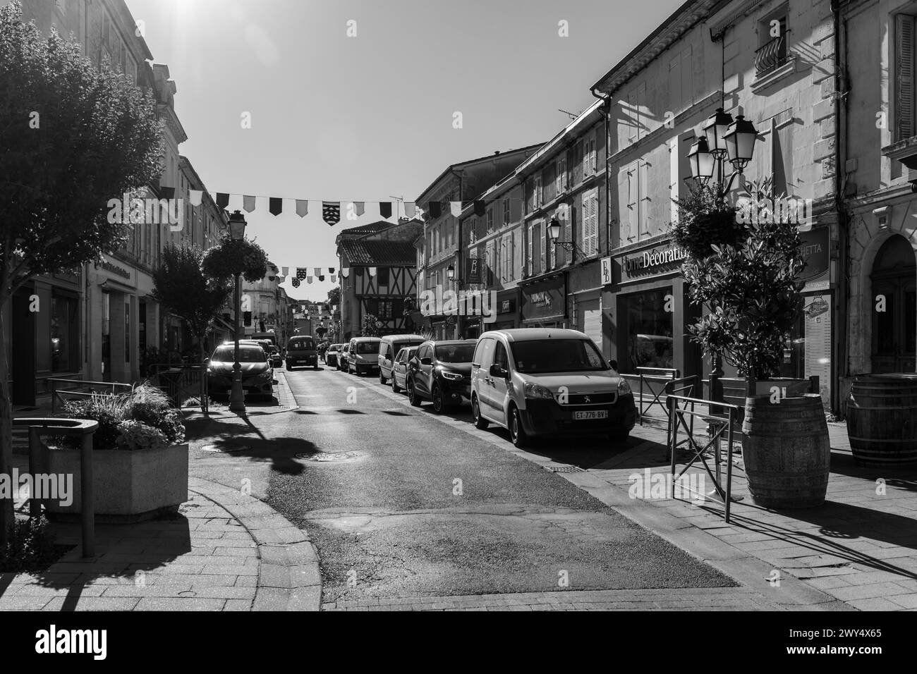 Frankreich, Region Nouvelle-Aquitaine, La Rochefoucauld, typische Geschäfte und Gebäude in der Rue des Halles Stockfoto