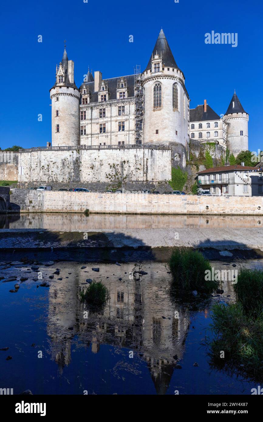 Frankreich, Region Nouvelle-Aquitaine, La Rochefoucauld, die Burg (Château de La Rochefoucauld) oberhalb des Flusses Tardoire Stockfoto