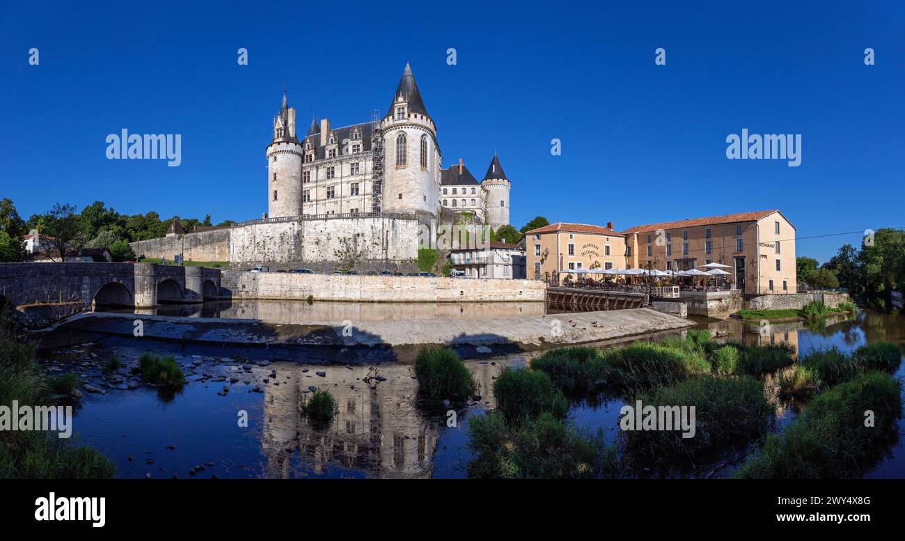 Frankreich, Region Nouvelle-Aquitaine, La Rochefoucauld, die Burg (Château de La Rochefoucauld) oberhalb des Flusses Tardoire Stockfoto