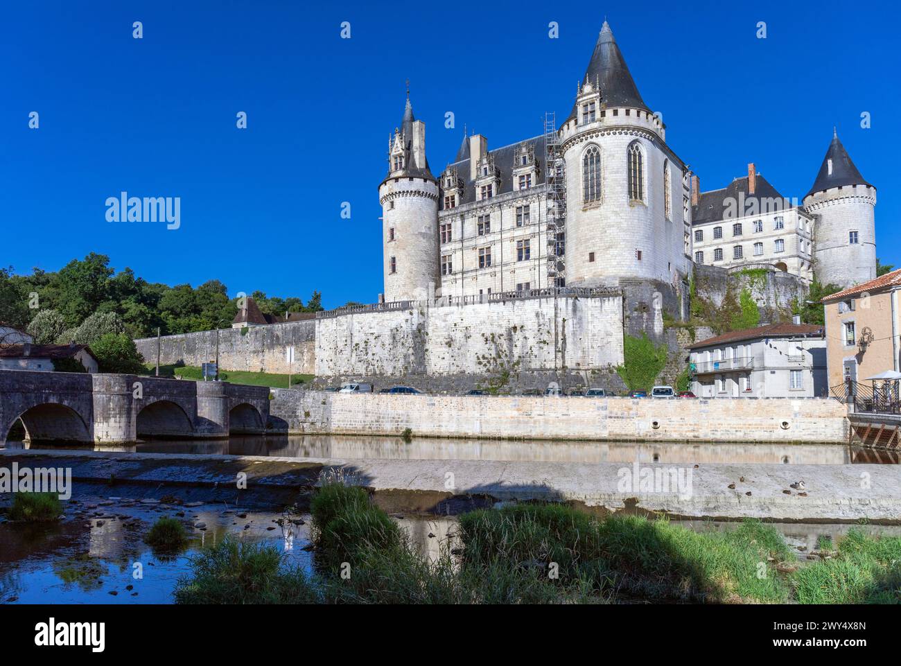 Frankreich, Region Nouvelle-Aquitaine, La Rochefoucauld, die Burg (Château de La Rochefoucauld) und der Fluss Tardoire Stockfoto