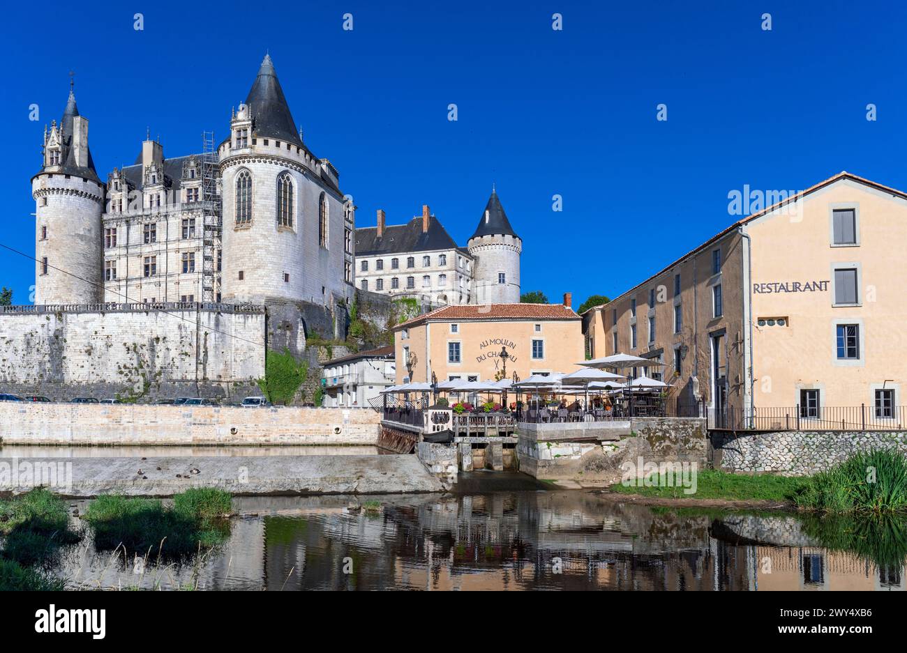 Frankreich, Region Nouvelle-Aquitaine, La Rochefoucauld, Schloss (Château de La Rochefoucauld) und Restaurant „Au Moulin du Chateau“ Stockfoto