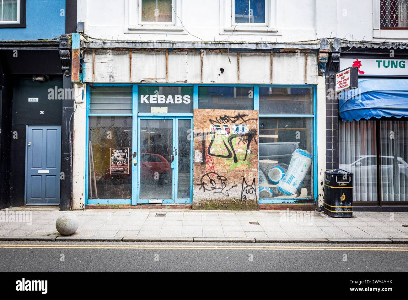 Ein geschlossener und heruntergekommener Kebab-Laden in der Tontine Street, Folkestone, Kent. Stockfoto