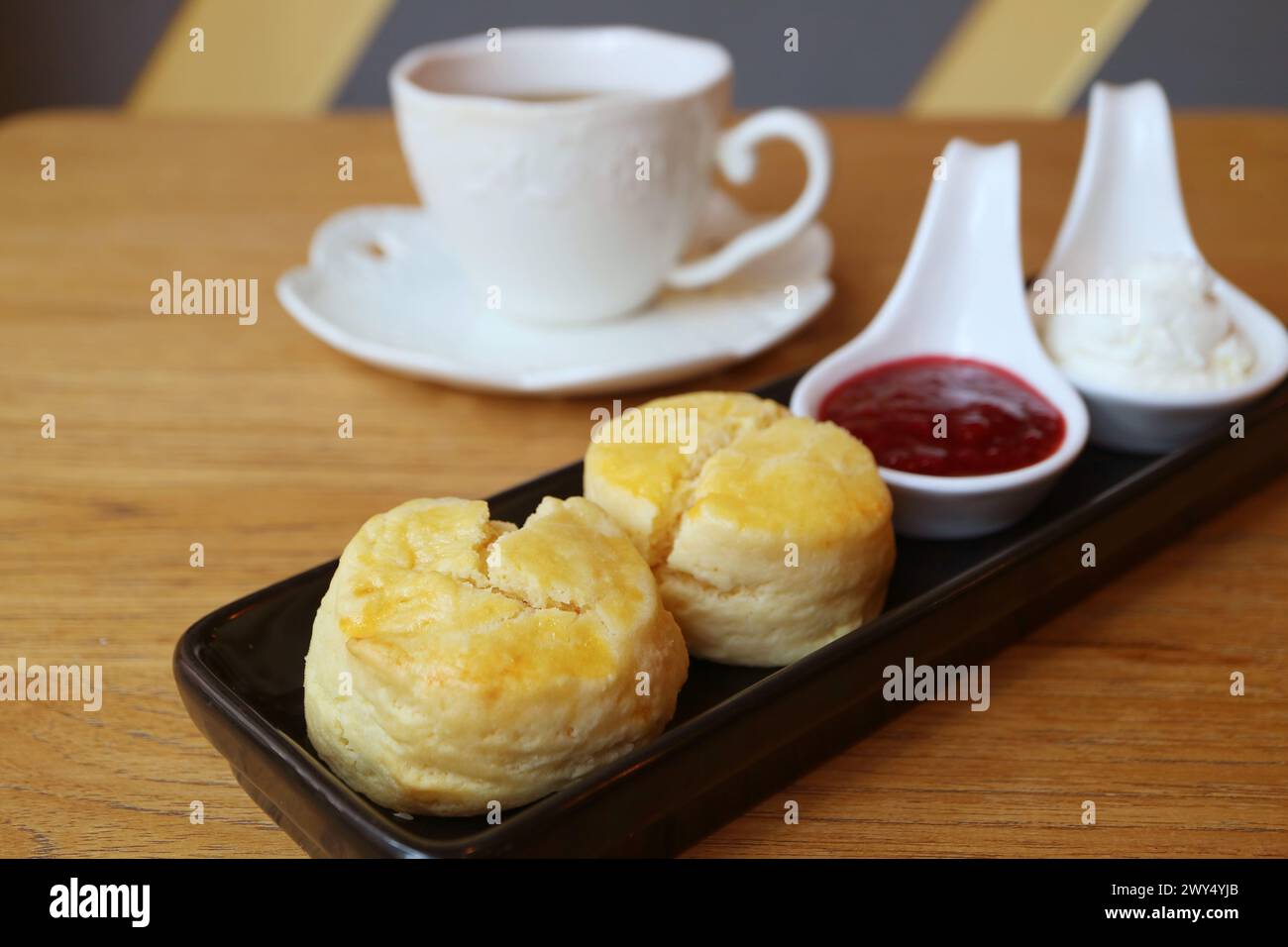 Nahaufnahme von köstlichen Scones mit verschwommenem Teetasse im Hintergrund Stockfoto