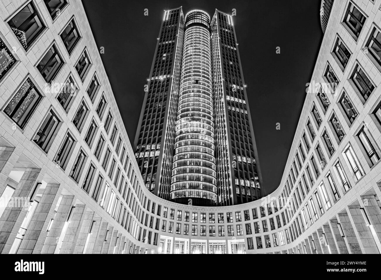 Blick auf einen modernen Wolkenkratzer der Stadt bei Nacht Stockfoto