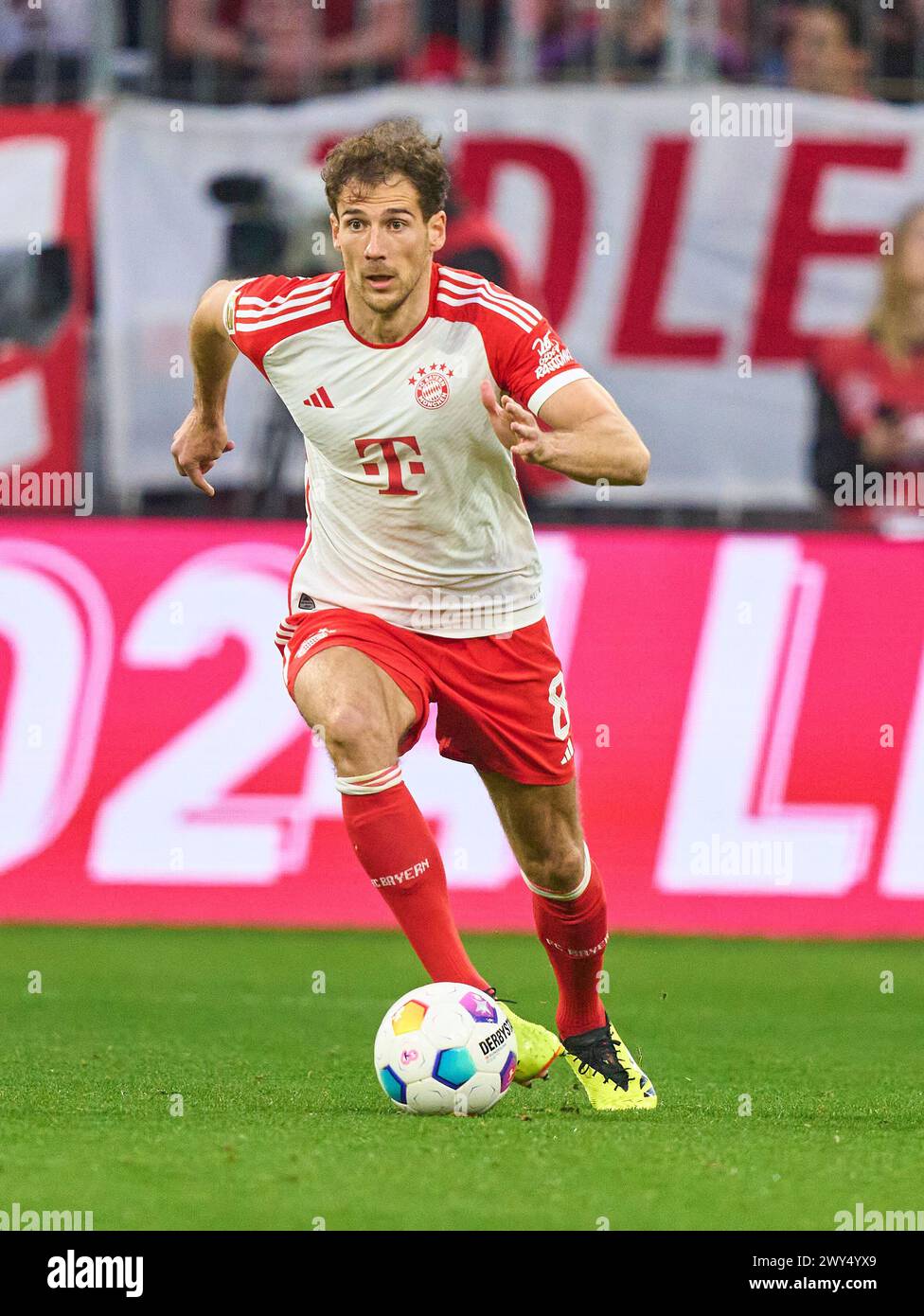 Leon GORETZKA, FCB 8 im Spiel FC BAYERN MÜNCHEN - BORUSSIA DORMUND 1-2 am 30. März 2024 in München. Saison 2023/2024, 1.Bundesliga, FCB, München, Spieltag 27, 27.Spieltag © Peter Schatz / Alamy Live News - DFL-VORSCHRIFTEN VERBIETEN DIE VERWENDUNG VON FOTOGRAFIEN als BILDSEQUENZEN und/oder QUASI-VIDEO - Stockfoto