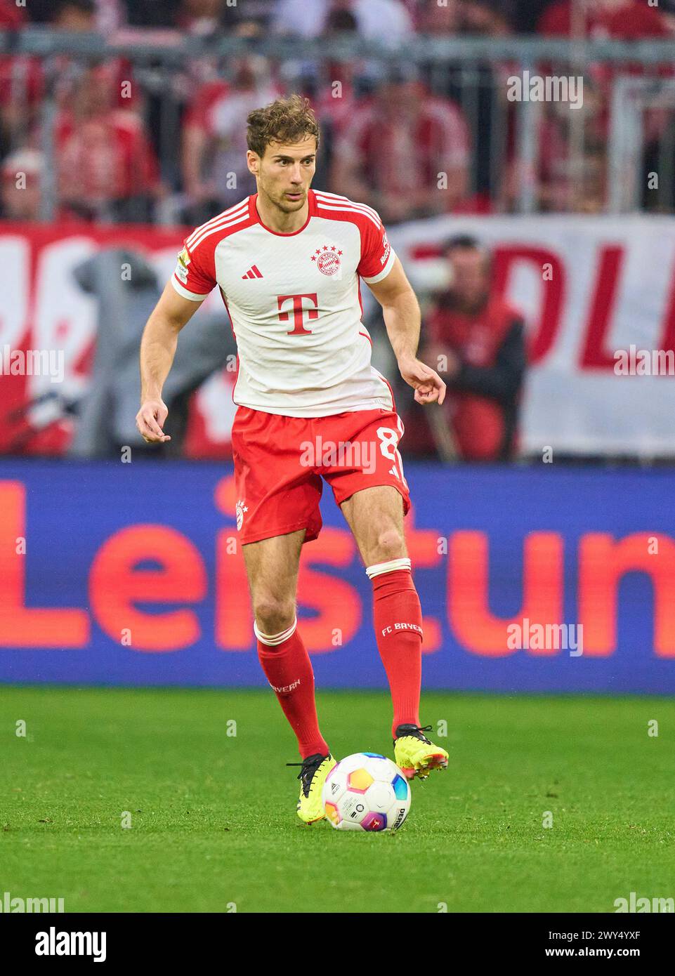 Leon GORETZKA, FCB 8 im Spiel FC BAYERN MÜNCHEN - BORUSSIA DORMUND 1-2 am 30. März 2024 in München. Saison 2023/2024, 1.Bundesliga, FCB, München, Spieltag 27, 27.Spieltag © Peter Schatz / Alamy Live News - DFL-VORSCHRIFTEN VERBIETEN DIE VERWENDUNG VON FOTOGRAFIEN als BILDSEQUENZEN und/oder QUASI-VIDEO - Stockfoto