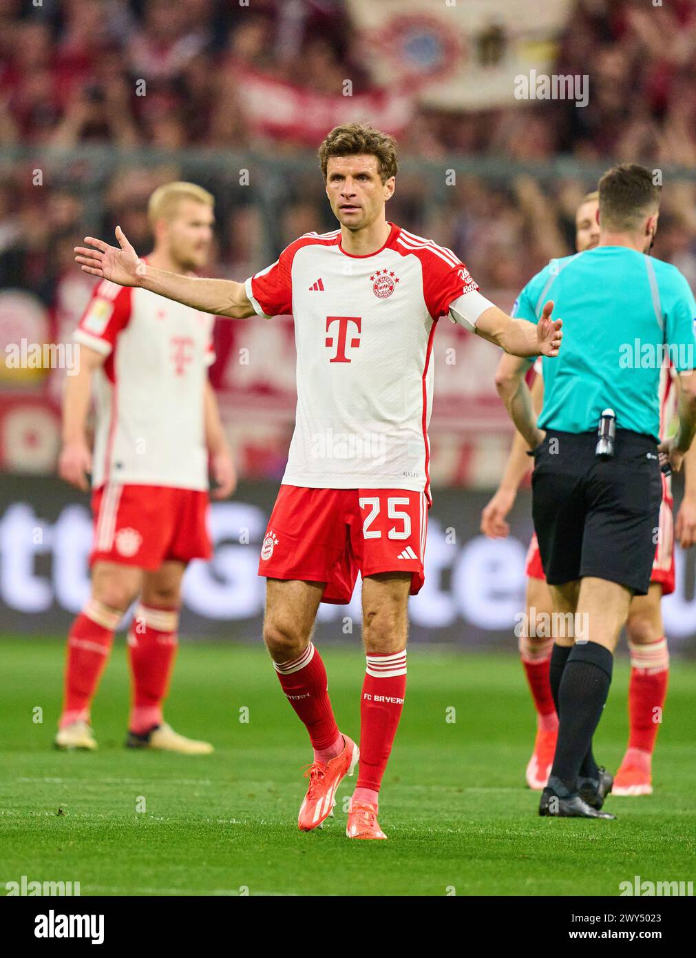 Thomas MUELLER, MÜLLER, FCB 25 im Spiel FC BAYERN MÜNCHEN - BORUSSIA DORMUND 1-2 am 30. März 2024 in München. Saison 2023/2024, 1.Bundesliga, FCB, München, Spieltag 27, 27.Spieltag © Peter Schatz / Alamy Live News - DFL-VORSCHRIFTEN VERBIETEN DIE VERWENDUNG VON FOTOGRAFIEN als BILDSEQUENZEN und/oder QUASI-VIDEO - Stockfoto