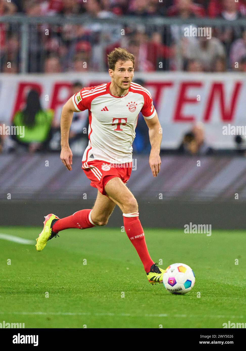 Leon GORETZKA, FCB 8 im Spiel FC BAYERN MÜNCHEN - BORUSSIA DORMUND 1-2 am 30. März 2024 in München. Saison 2023/2024, 1.Bundesliga, FCB, München, Spieltag 27, 27.Spieltag © Peter Schatz / Alamy Live News - DFL-VORSCHRIFTEN VERBIETEN DIE VERWENDUNG VON FOTOGRAFIEN als BILDSEQUENZEN und/oder QUASI-VIDEO - Stockfoto