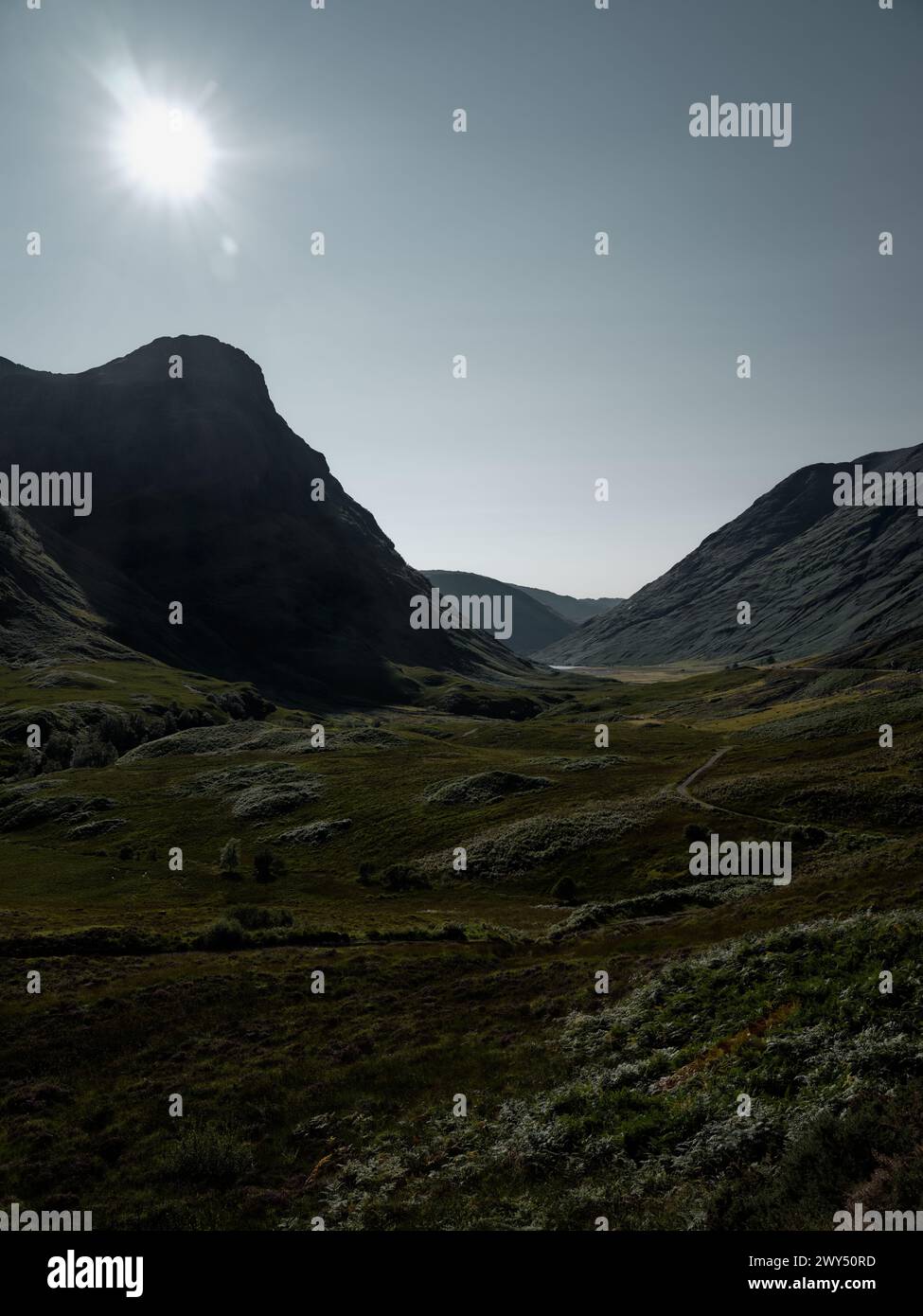 Die dunkle hinterleuchtete Sommerlandschaft von Glencoe Highlands Schottland Großbritannien - Stockfoto