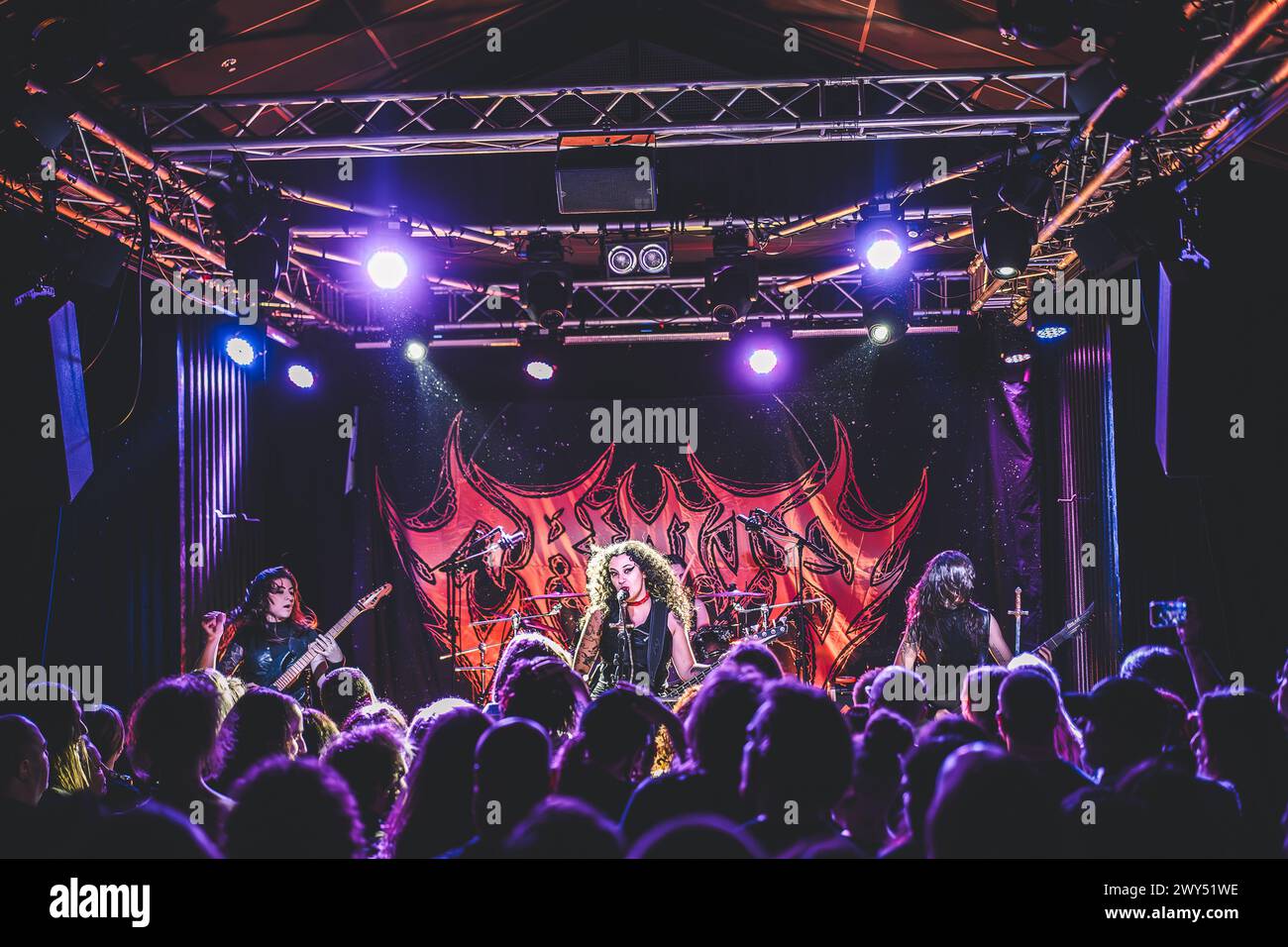 Aarhus, Dänemark. April 2024. Die brasilianische Death-Metal-Band Crypta spielt ein Live-Konzert im Radar in Aarhus. (Foto: Gonzales Photo - Rolf Meldgaard). Stockfoto