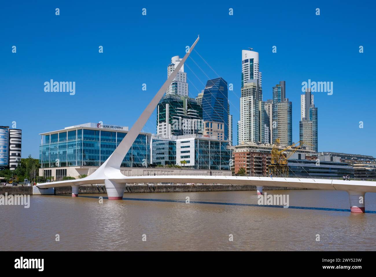 Buenos Aires, Argentinien - die Puente de la Mujer (Frauenbrücke) befindet sich im Hafen von Puerto Madero, einem neuen, schicken Hafenviertel. Die Brücke ist Stockfoto