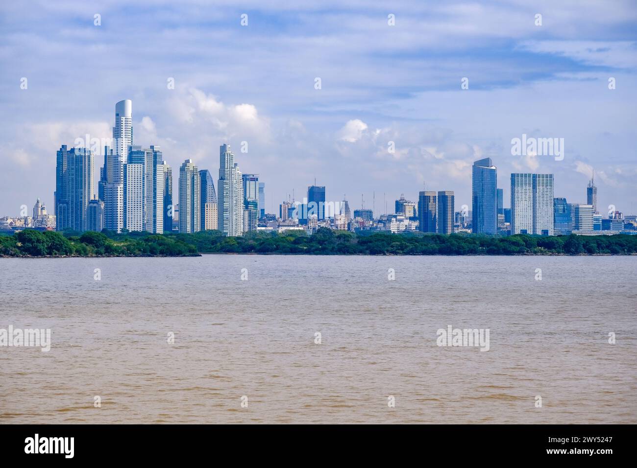 Buenos Aires, Argentinien - Skyline von Buenos Aires am Rio de la Plata. Stockfoto