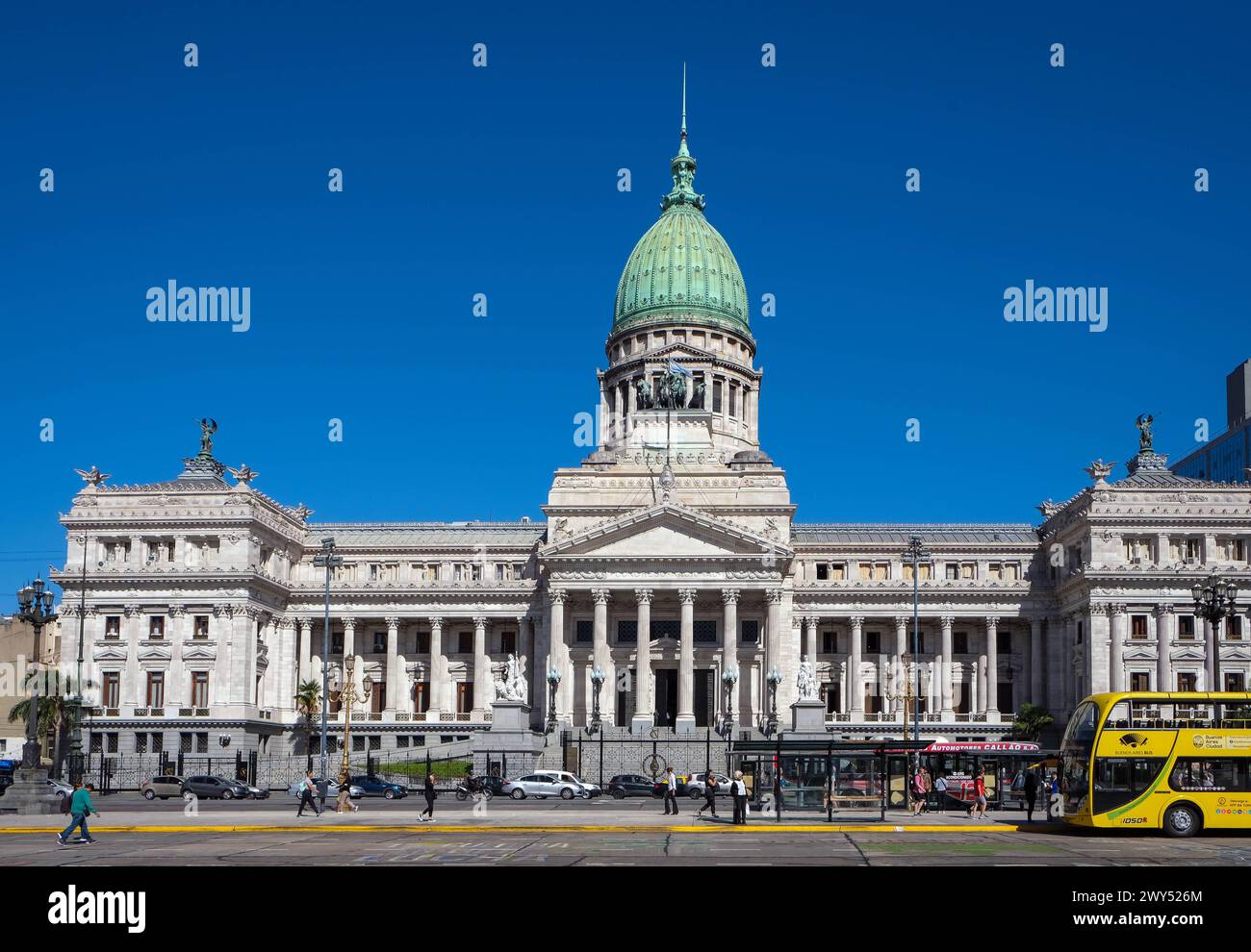 Buenos Aires, Argentinien - Parlament. Der argentinische Kongresspalast spanisch Palacio del Congreso de la Nacion Argentina in Buenos Aires ist der Sitz des argentinischen Nationalkongresses. Er ist ein Zweikammerparlament und besteht aus Abgeordnetenkammer und Senat. Das Parlamentsgebaeude steht im Stadtteil Balvanera auf der Plaza del Congreso. Buenos Aires Buenos Aires Argentinien *** Buenos Aires, Argentinien Parlament der argentinische Kongresspalast Palacio del Congreso de la Nacion Argentinien in Buenos Aires ist Sitz des argentinischen Nationalkongresses es ist ein zweikammerparlament Stockfoto