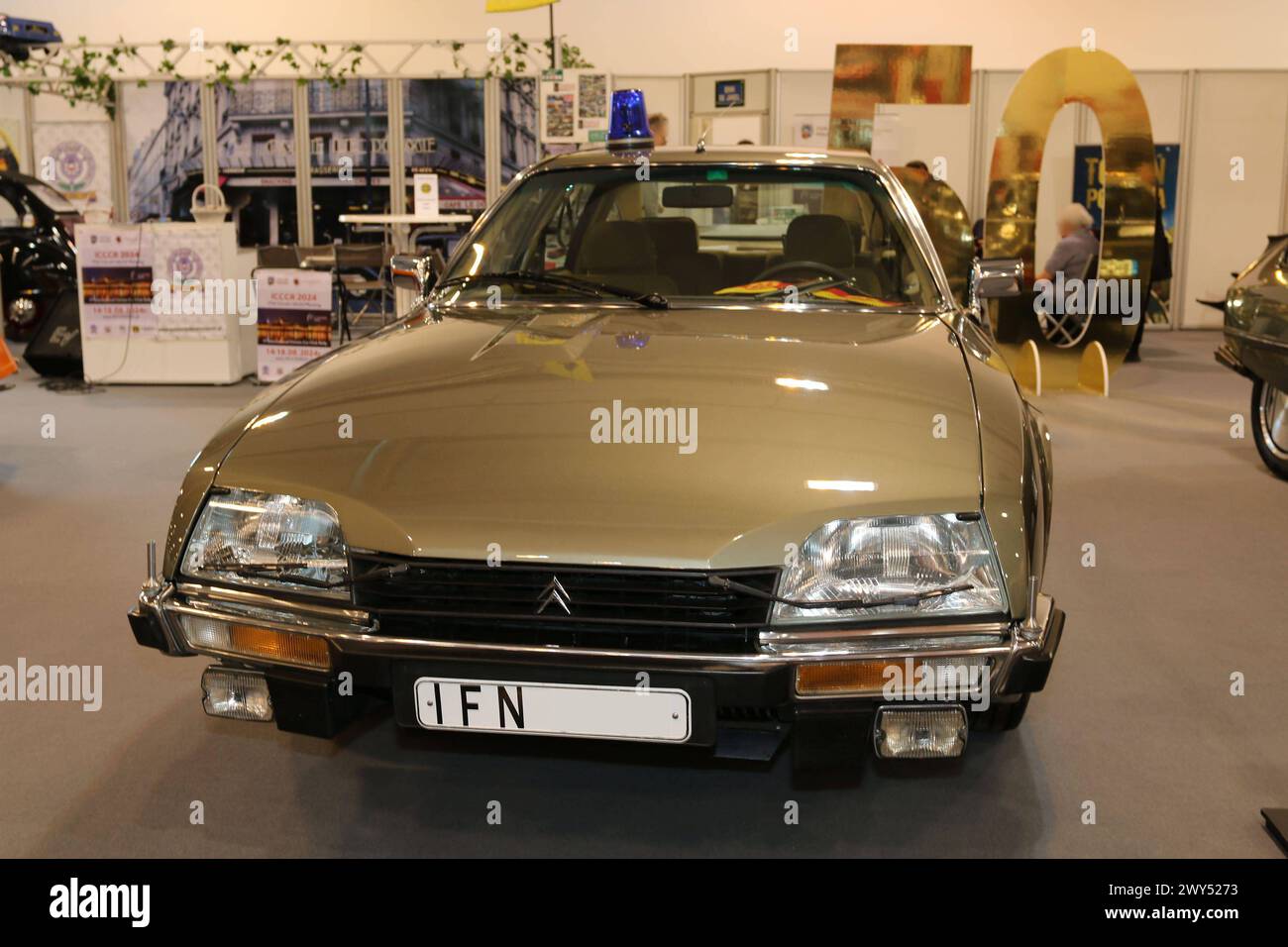 Citroen CX 25 Prestige Typ MA-NH, Baujahr 1984, mit Blaulicht, aus dem ehemaligen DDR Staatsfuhrpark, Sonderschau 50 Jahre Citroen CX, CitroÃn-Straße / Rue des JubilÃ s, 34. Techno Classica Essen 03. - 07.04.2024. Messe Essen, Siha, Oldtimer / klassische Autos / Autoausstellung, Oldtimermesse, Essen D. *** Citroen CX 25 Prestige Typ MA NH, Baujahr 1984, mit Blaulicht, aus der ehemaligen DDR-Staatsfahrzeugflotte, Sonderschau 50 Jahre Citroen CX, Citroën Street Rue des JubilÃ s, 34 Techno Classica Essen 03 07 04 2024 Messe Essen, Siha, Oldtimer Oldtimer Oldtimerm Stockfoto