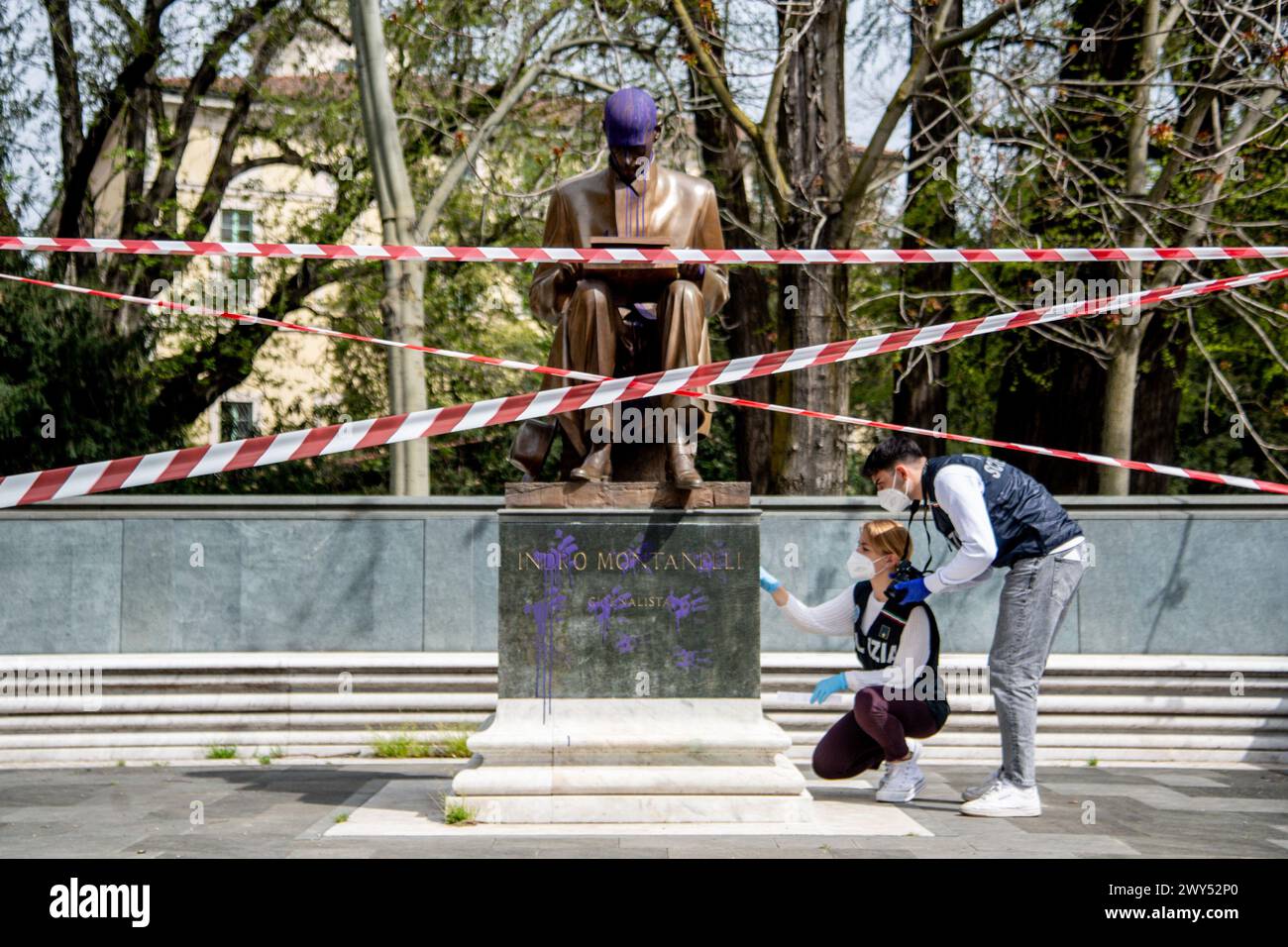 Mailand, Italien. April 2024. Imbrattata con vernice viola la statua di Indro Montanelli presso gli omonimi Giardini, rilievi della polizia Scientifica - Giovedì 04 April 2024 (Foto Claudio Furlan/Lapresse) Lila Farbe auf Indro Montanelli Statue in den gleichnamigen Gärten getränkt - Donnerstag, 04. April 2024 (Foto Claudio Furlan/Lapresse) Credit: LaPresse/Alamy Live News Stockfoto