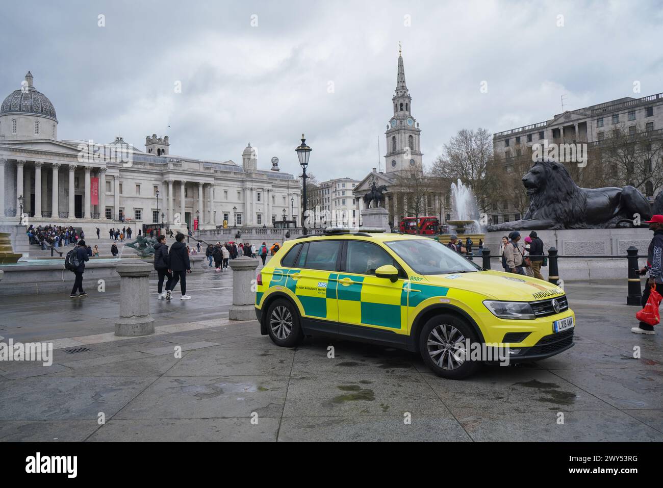 NHS London Ambulanzdienst Rettungssanitäter, der sich an einem Vorfall auf dem Trafalgar Square, London, beteiligt Stockfoto