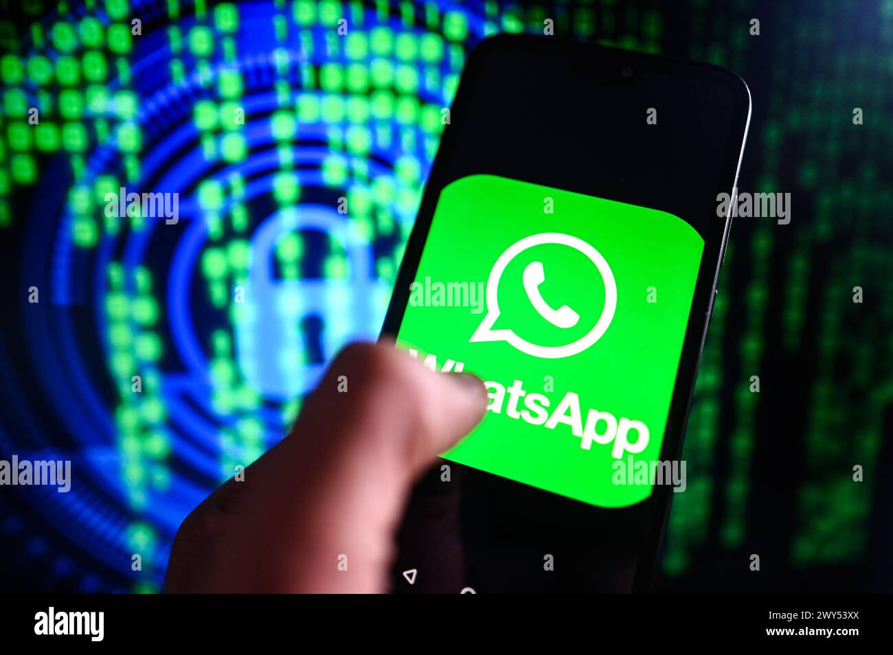 Polen. April 2024. In dieser Abbildung wird ein WhatsApp-Logo auf einem Smartphone mit einem Cyber-Sicherheitssymbol im Hintergrund angezeigt. Quelle: SOPA Images Limited/Alamy Live News Stockfoto
