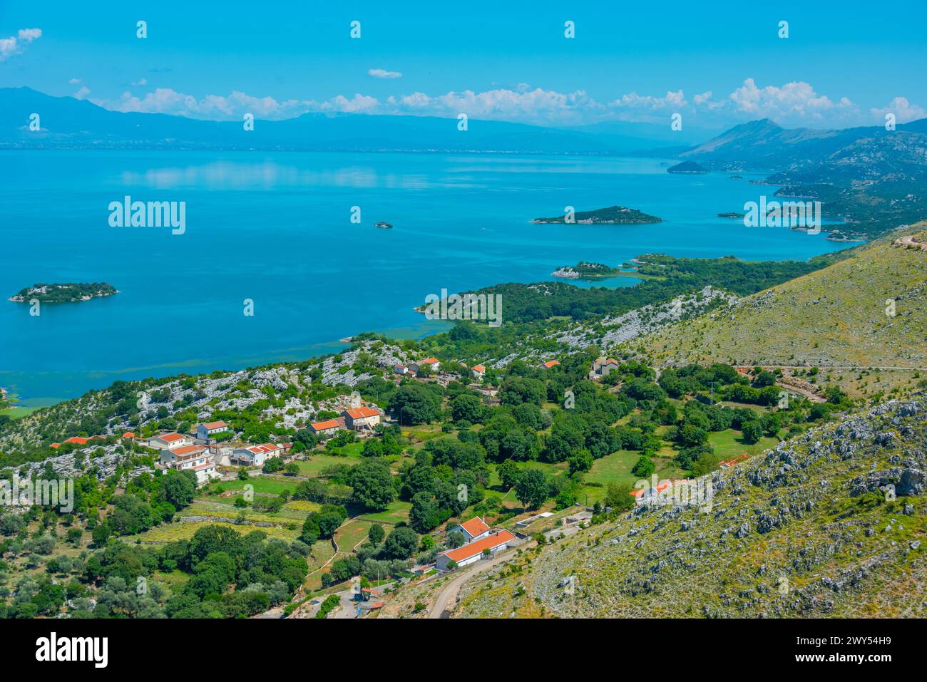 Panorama der Inseln auf dem Skadar-See in Montenegro Stockfoto