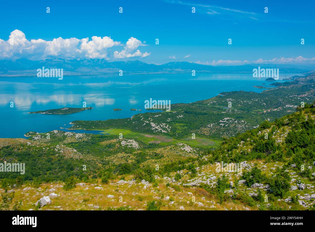 Panorama der Inseln auf dem Skadar-See in Montenegro Stockfoto