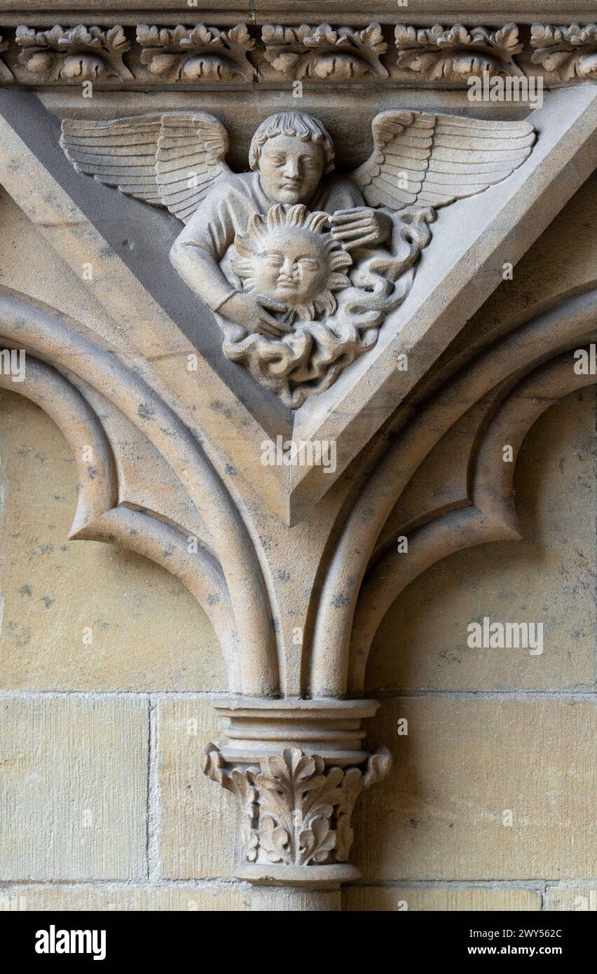 Metz, Kathedrale Saint-Etienne, Marienportal, Portail de la Vierge oder Notre-Dame / Portal der Jungfrau, Engel mit Sonne Stockfoto