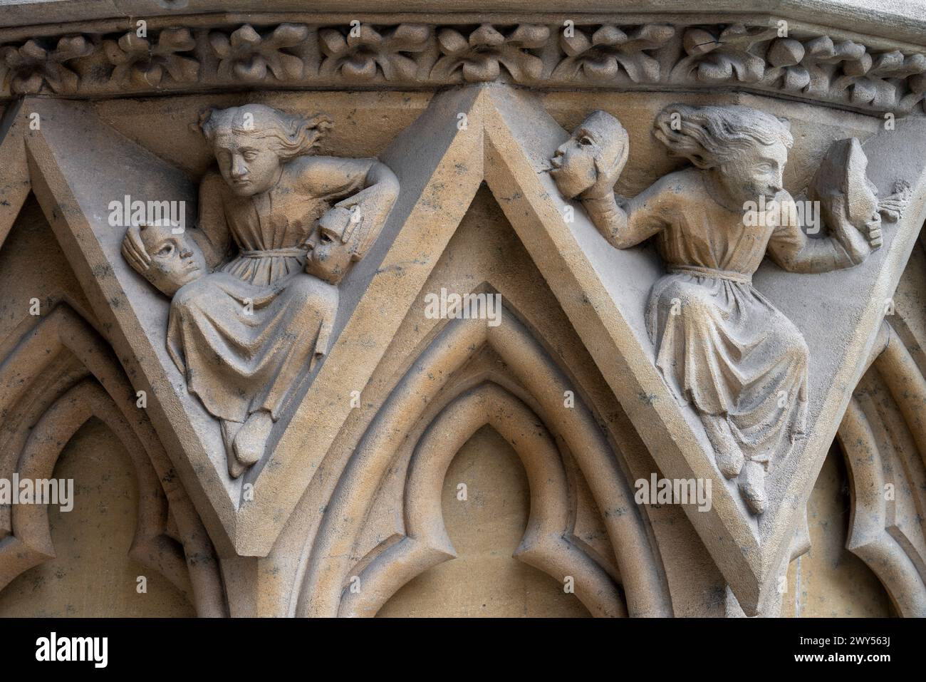 Metz, Kathedrale Saint-Etienne, Marienportal, Portail de la Vierge oder Notre-Dame / Portal der Jungfrau, Figuren mit Maske Stockfoto