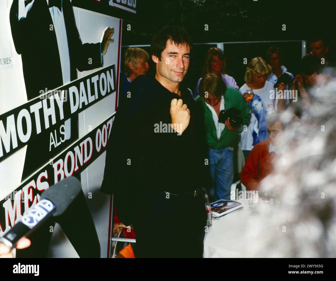 Timothy Dalton, britischer Schauspieler, Fototermin in Hamburg anlässlich des Filmstarts in Deutschland: James Bond 007 - der Hauch des Todes, Originaltitel: The Living Daylights, 1987, Dalton spielt zum ersten Mal die Rolle des James Bond. Stockfoto