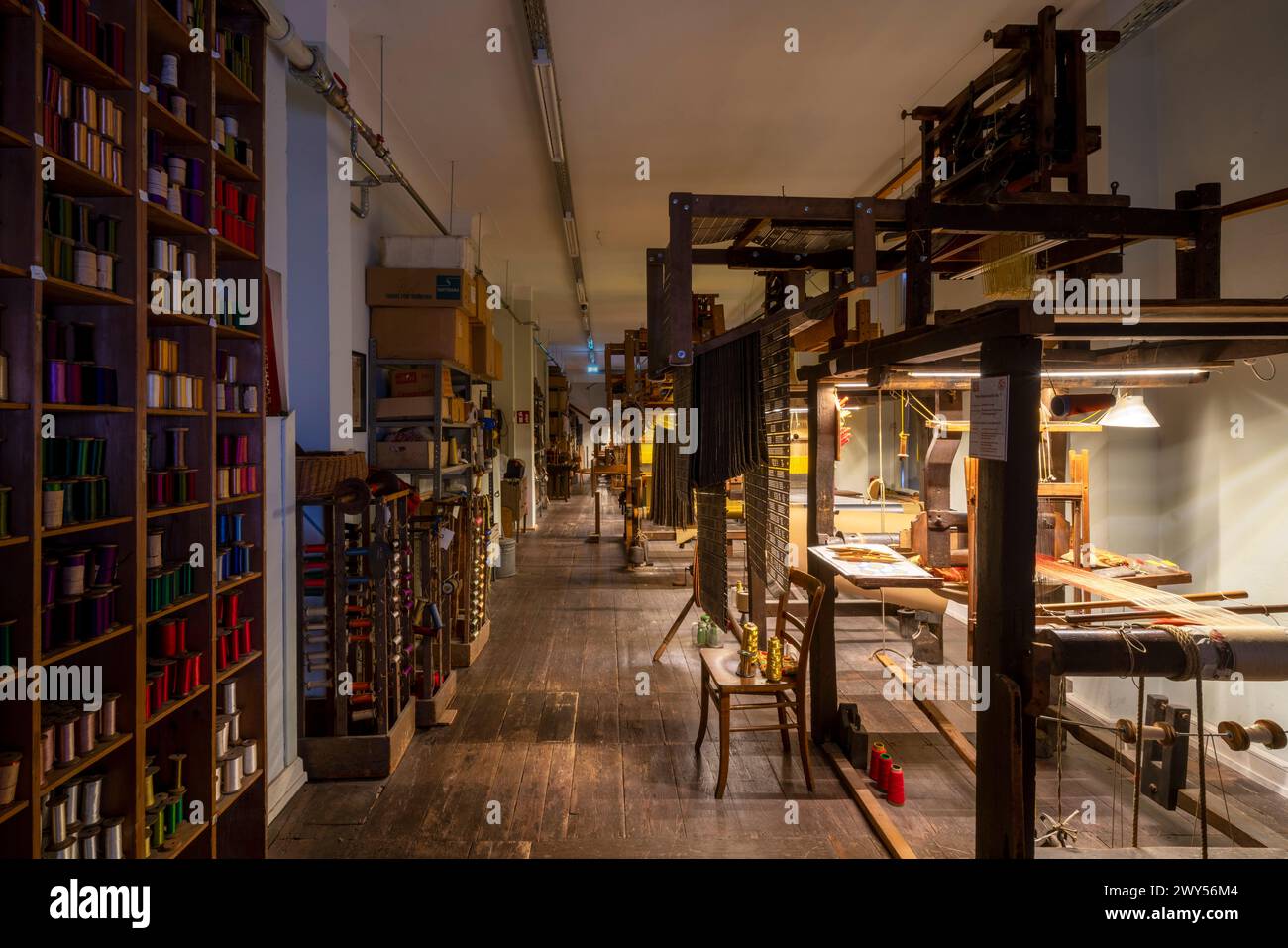 Krefeld, Haus der Seidenkultur, ehemalige Paramentenweberei Hubert Gotzes, jetzt Museum. Websaal mit Jacquard-Handwebstühlen Stockfoto