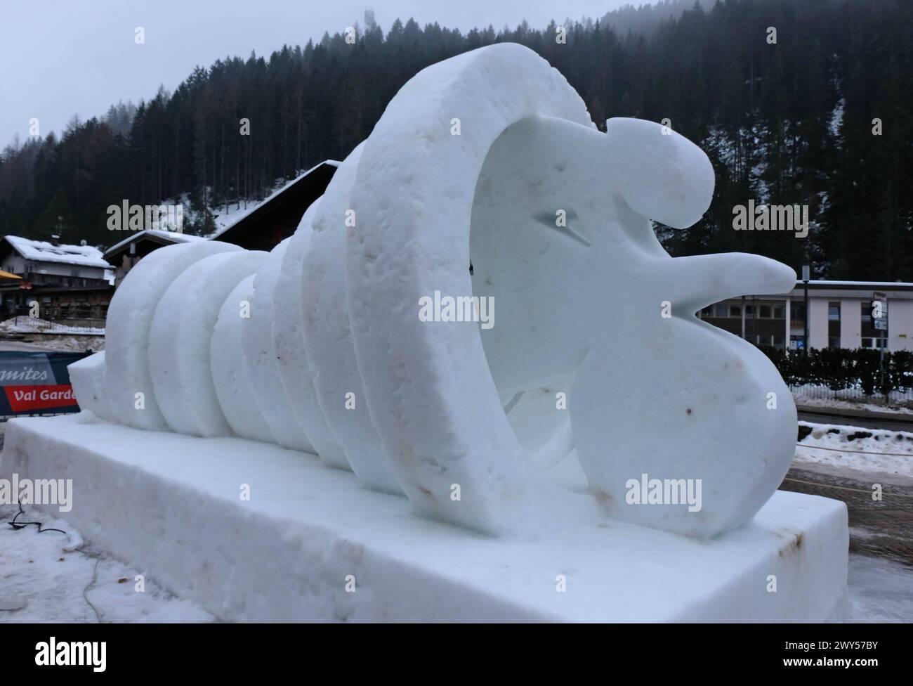 Eisplastik Giro d Italia i-Wolkenstein, 09.02.2024: Eisplastik im Zentrum. Werbung für den Giro d Italia, der im Sommer 2024 durch Wolkenstein fahren wird. Gröden Wolkenstein Südtirol Italien *** Eisskulptur Giro d Italia i Wolkenstein Gröden, 09 02 2024 Eisskulptur im Zentrum Werbung für den Giro d Italia, der im Sommer 2024 Wolkenstein Gröden durchquert Südtirol Italien Stockfoto